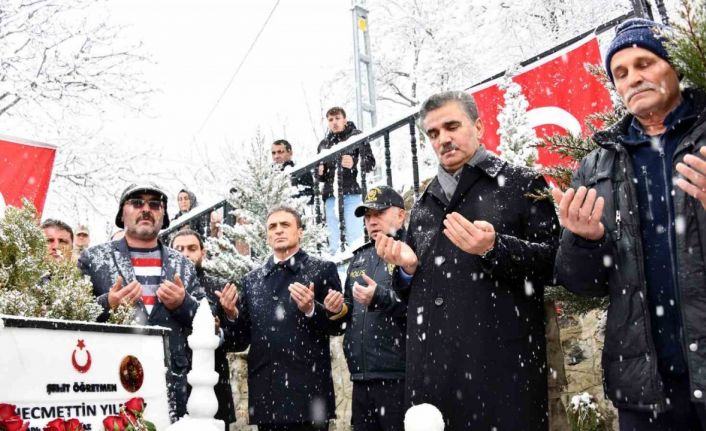 Şehit Öğretmen Necmettin Yılmaz Öğretmenler Günü’nde kabri başında anıldı