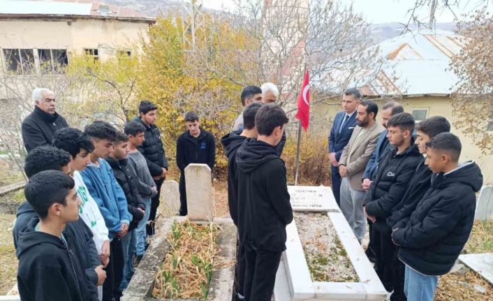 Şehit öğretmen Yaşar Uytun, kabri başında anıldı