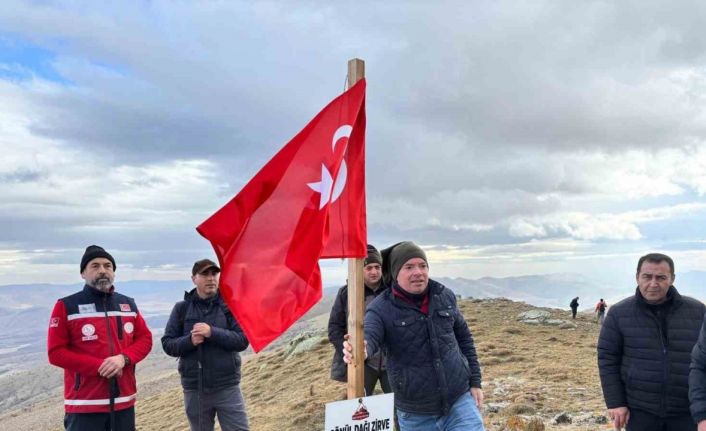 Şehit öğretmenler anısına yürüyüş yapıp fidan diktiler