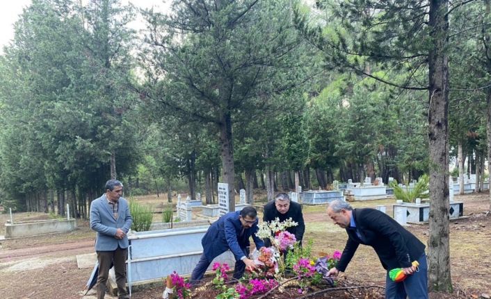 Seydikemerli eğitimciler merhum öğretmen Türk’ü unutmadı