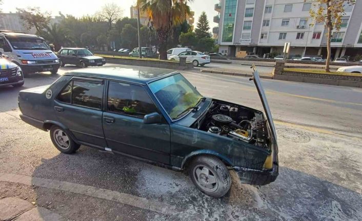 Seyir halindeki otomobildeki yangını itfaiye ekipleri söndürdü