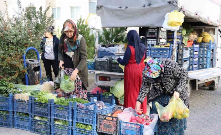 Seyyar manav ve fırın sayesinde ihtiyaçlarını karşılıyorlar