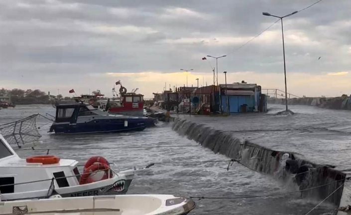 Şiddetli lodos nedeniyle İstanbul’da deniz taştı, tekneler zarar gördü