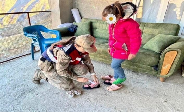 Siirt’te jandarma 50 öğrencinin okul ihtiyacını karşıladı