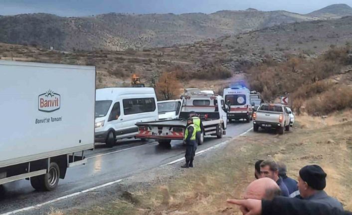 Siirt’te virajı alamayan tır devrildi: 1 yaralı