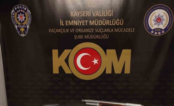 Silah kaçakçıları polisten kaçamadı