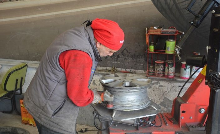 Sinop’ta lastikçilerin kış lastiği mesaisi