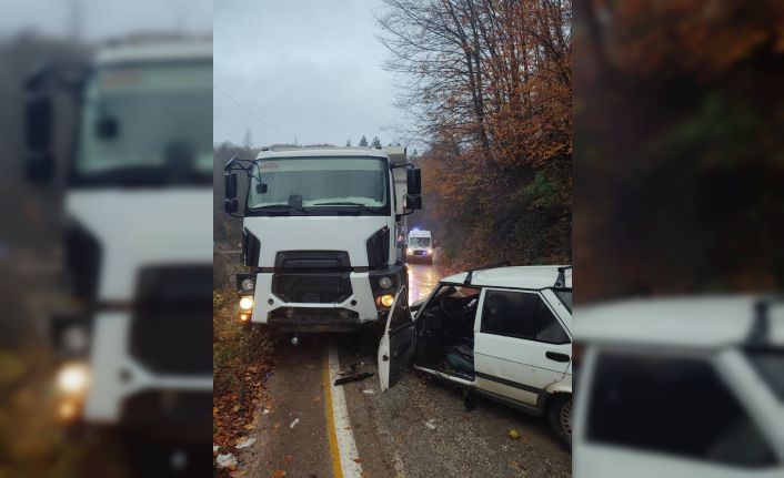 Sinop’ta otomobil ile kamyon kafa kafaya çarpıştı: 1 yaralı