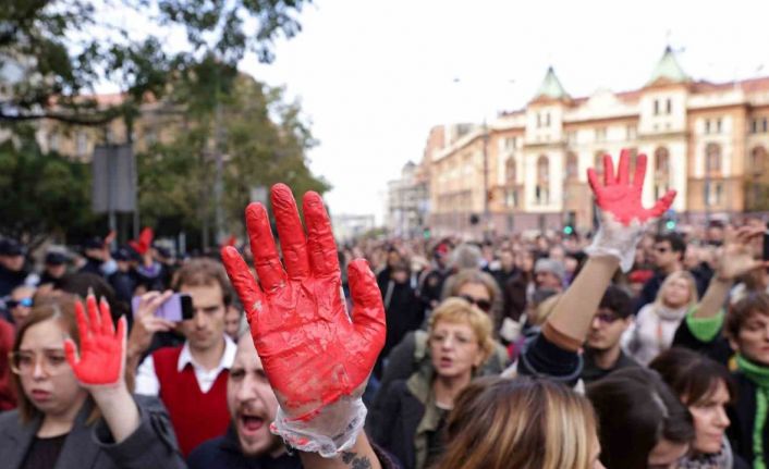 Sırbistan’da tren istasyonunda kaza protesto edildi