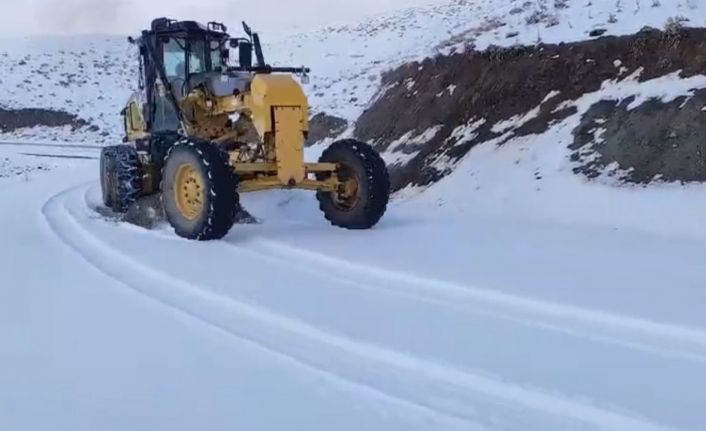 Şırnak’ta mevsimin ilk karı köy yolunu kapattı, ekipler seferber oldu