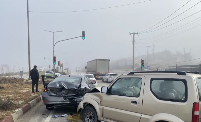 Sisli hava zincirleme kazayı beraberinde getirdi: 2 yaralı