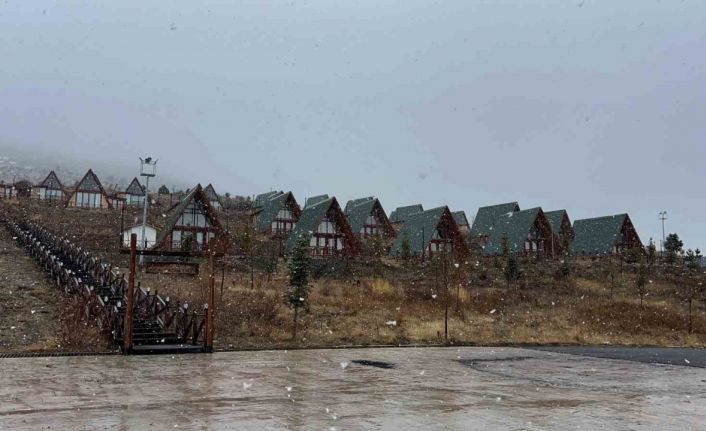 Sivas’ın yüksek kesimlerinde yağmur, yerini kar yağışına bıraktı