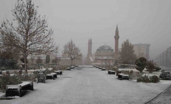 Sivas’ta özlenen kar kent merkezine düştü, sürücüler hazırlıksız yakalandı