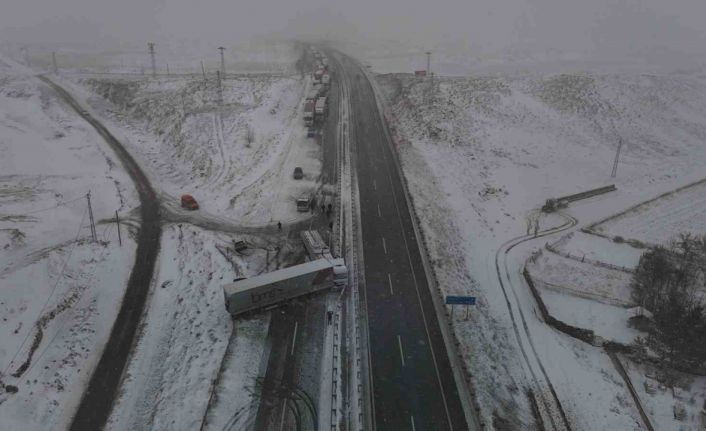 Sivas’ta yoğun kar yağışı zincirleme trafik kazasına yol açtı