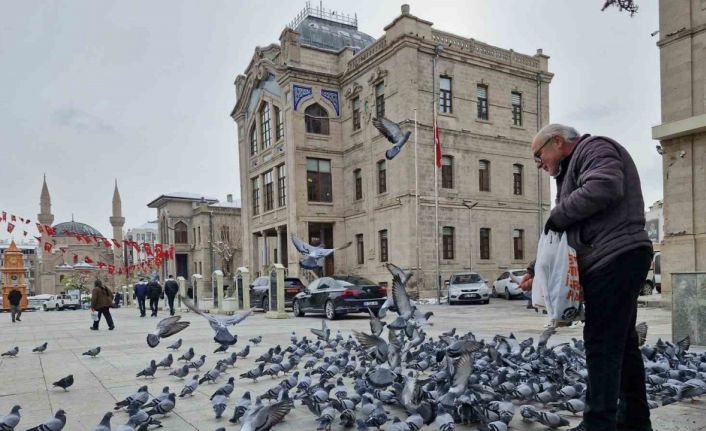 Soğukta kuşları besleyen emekli öğretmen yürekleri ısıttı