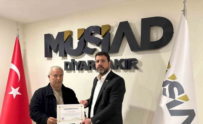 Sokak hayvanlarına verdiği destekten dolayı MÜSİAD Başkanı Bozkuş’a teşekkür plaketi