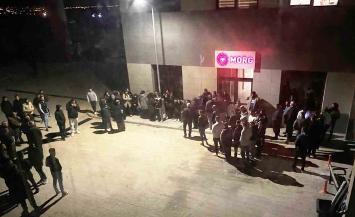 Sözlü tartışma bıçaklı kavgaya döndü: 1 ölü