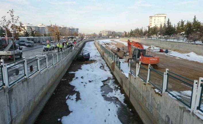 Sulama kanalına düşen Opel marka otomobilin sürücüsü yaralandı