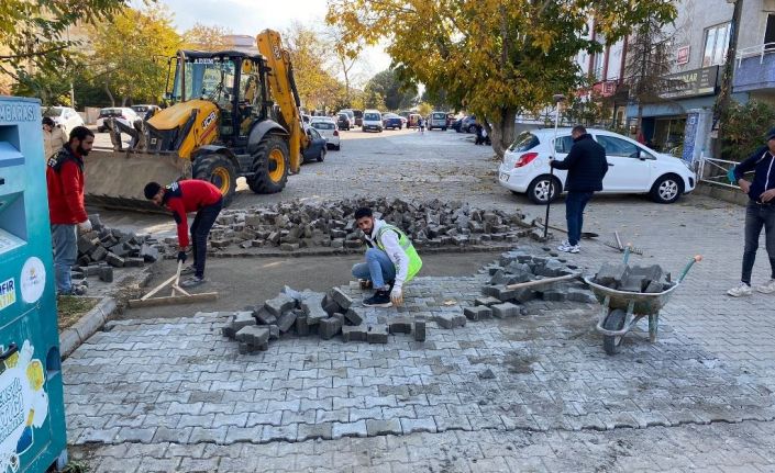 Süleymanpaşa’da olumsuz hava şartlarına rağmen yol çalışmaları devam ediyor