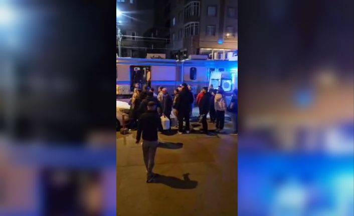 Sultangazi’de motosiklet tramvay altında kaldı, raylarda sıkışan sürücü güçlükle kurtarıldı