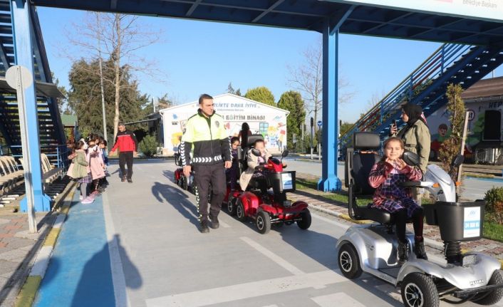 Sultangazili çocuklara uygulamalı deprem ve güvenli trafik eğitimi