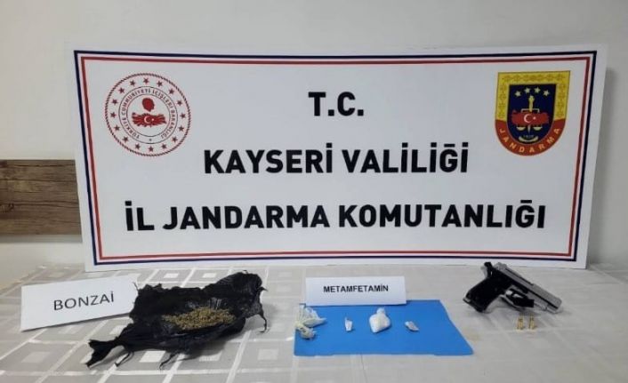 Şüphe üzerinde durdurulan araçtakilerden uyuşturucu çıktı