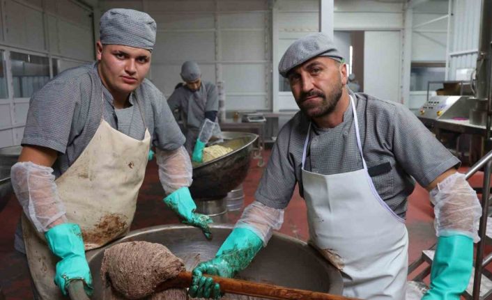 Tahin helvasını şeker yerine hurma suyuyla tatlandırıyorlar