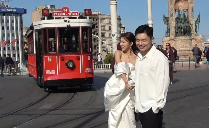 Taksim’de Çinli gelin ve damat ilgi odağı oldu