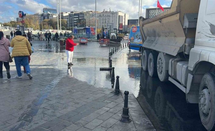 Taksim’i su bastı, vatandaşlar yürümekte güçlük çekti