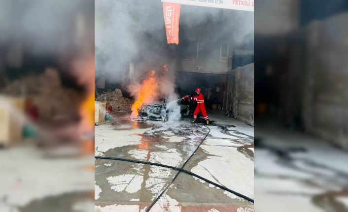 Tamirhanede bakımı yapılan otomobil alevlere teslim oldu