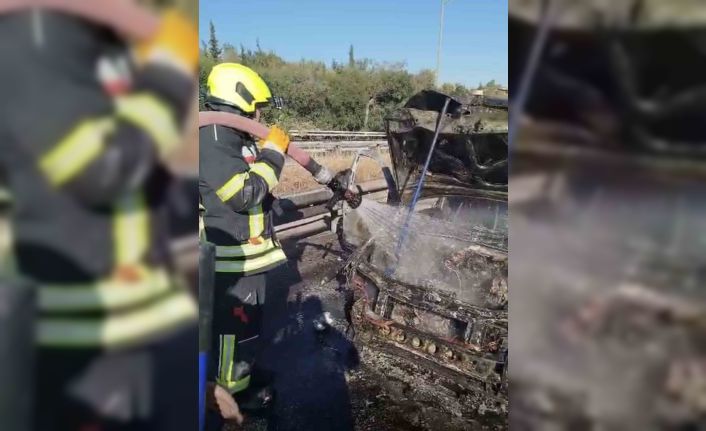 Tarsus’ta seyir halindeki otomobil yandı