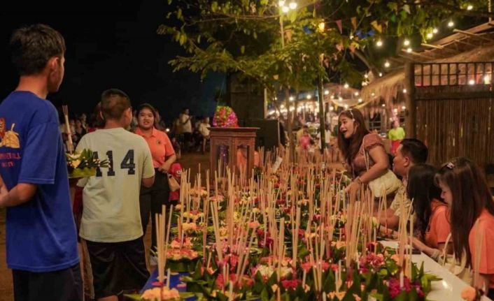 Tayland "Yüzen Fener Festivali" ile renklendi