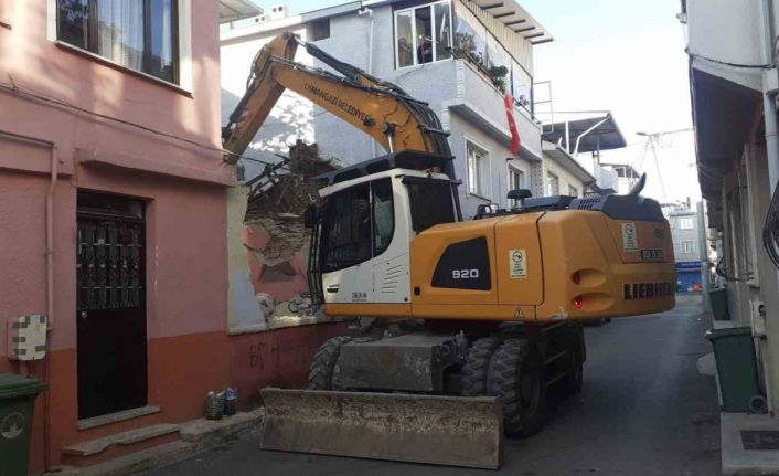 Tehlike saçan metruk bina yıkıldı