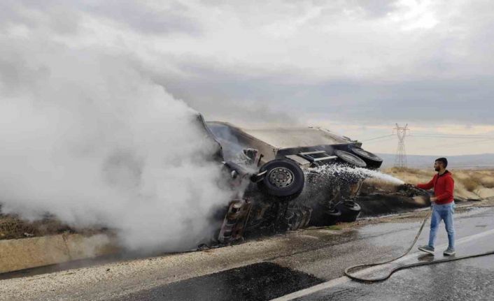 Tekeri kopan kamyondan çıkan kıvılcım alevlere dönüştü