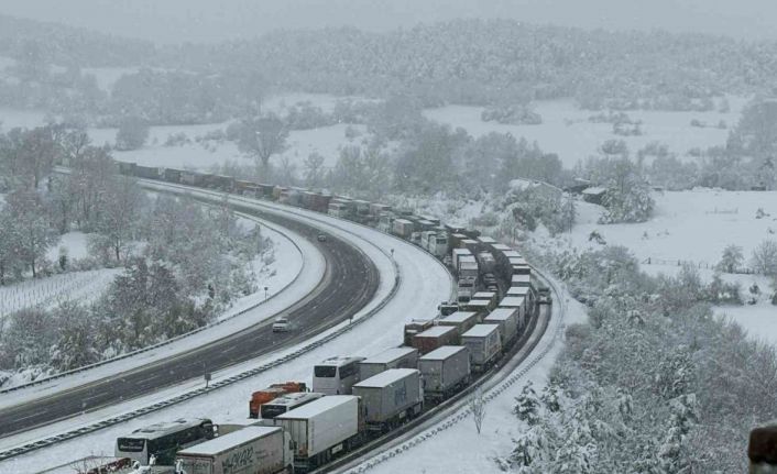 TEM’de trafik durdu, maddi hasarlı kazalar yüzünden yol tıkandı