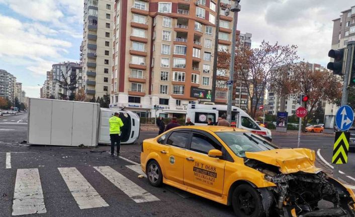 Ticari taksi ile çarpışan kamyonet devrildi: 6 yaralı