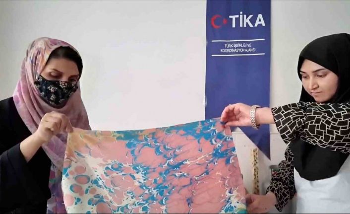 TİKA, Herat’ta kadınlara ebru sanatı eğitim atölyesi kurdu