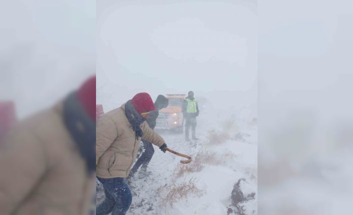 Tipi nedeniyle mahsur kalan çoban ve hayvanları ekipler tarafından kurtarıldı