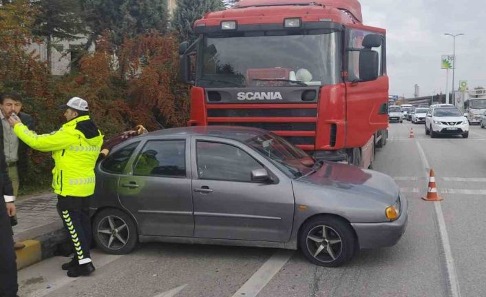 Tır ile otomobil çarpıştı: 2 yaralı