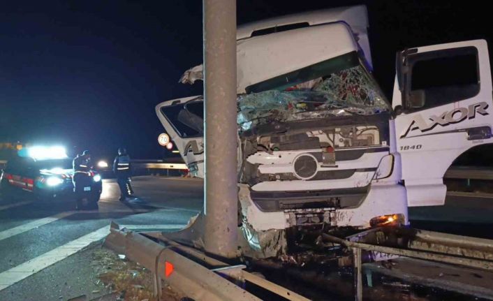 Tır köprülü kavşak bariyerlerine çarptı, sürücü yaralandı