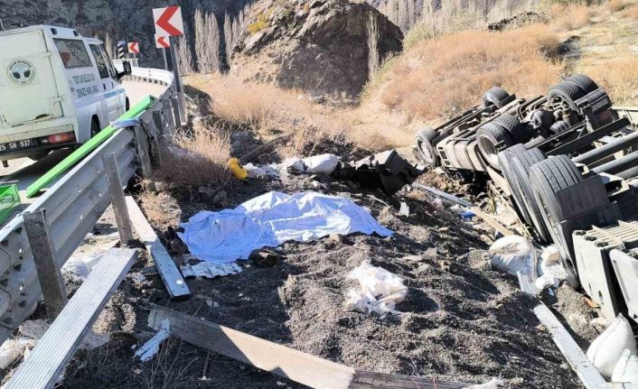 Tır sürücüsü aracından atladı ancak yine de hayatını kaybetti