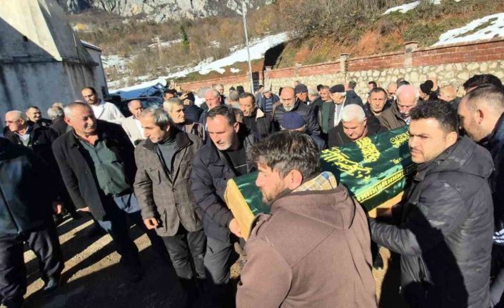 Tırın çarptığı gazeteci dualarla son yolculuğuna uğurlandı