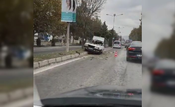 Tofaş marka otomobil ağaca çarptı: 1 yaralı