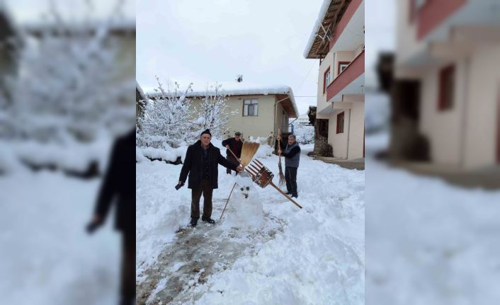 Tokat’ta köy halkı kar yağışını türkülerle karşıladı