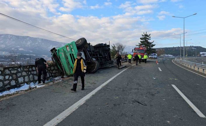 Tomruk yüklü kamyon devrildi: 2 ölü