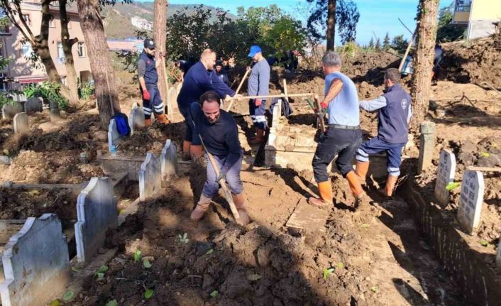 Trabzon’da mezarlıklardaki afet hasarları giderildi