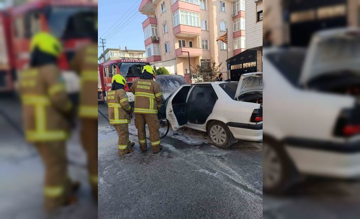 Trafik ışıklarında bekleyen otomobil bir anda alev aldı