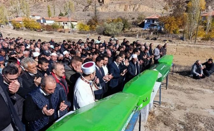 Trafik kazası bir aileyi hayattan kopardı: 4 ölü