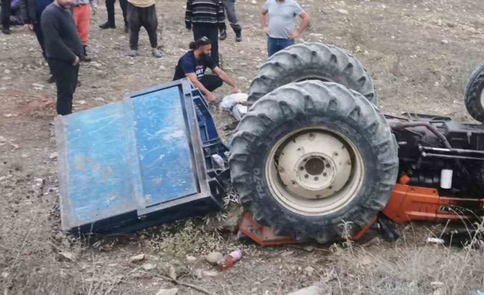 Traktör devrildi, baba öldü kızı yaralandı