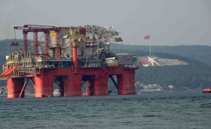 ‘Transocean Barents’ Petrol Platformu Çanakkale Boğazı’ndan geçti